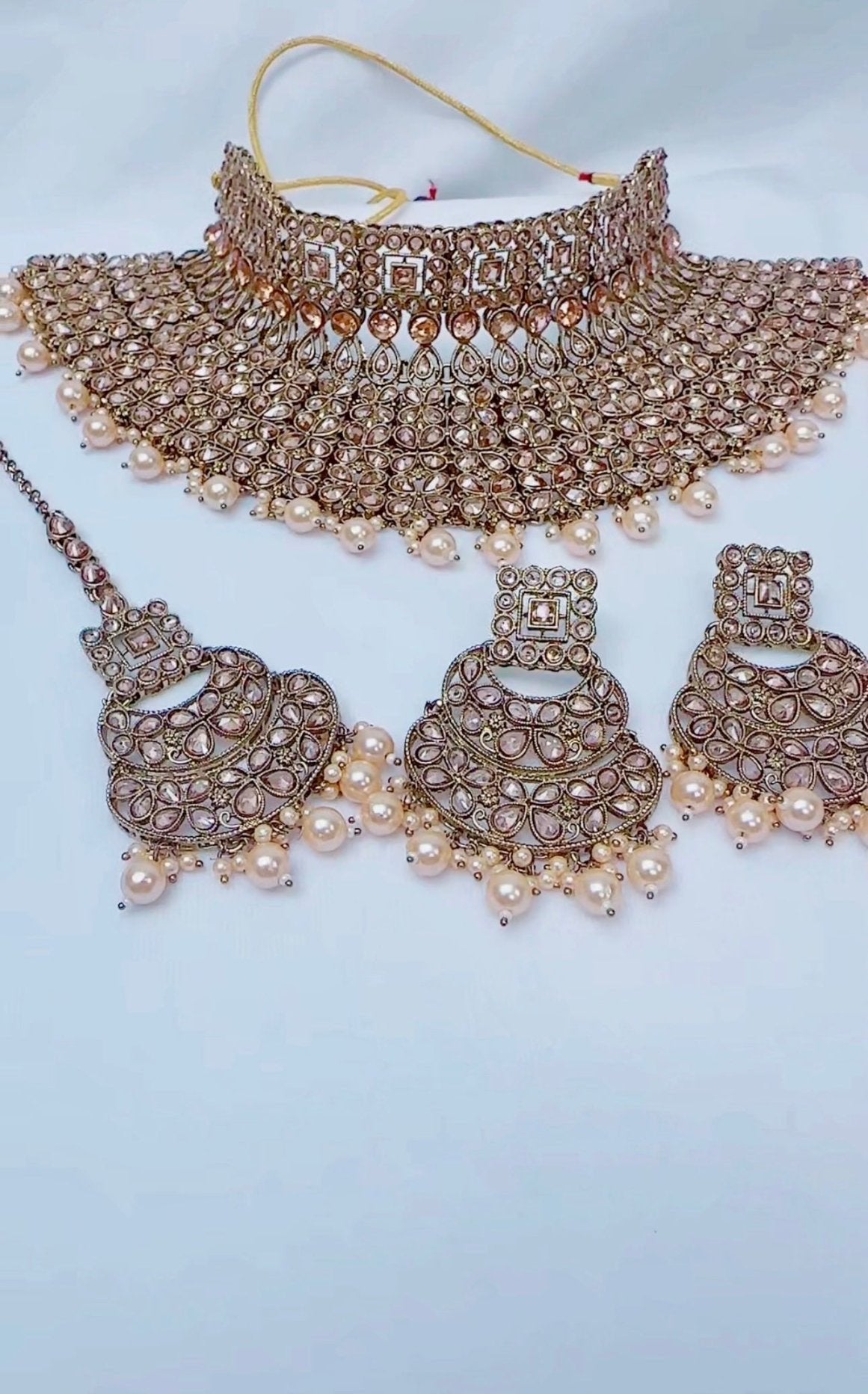 Indian Pakistani Jewellery Hanifa: gold, choker, earring and tikka set - Bijoux Pieces