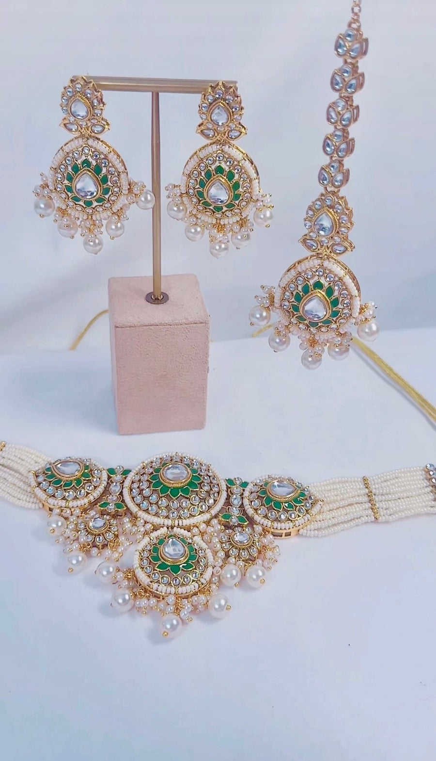 Indian Pakistani Jewellery Meriem: Gold & green choker, earring, tikka set - Bijoux Pieces