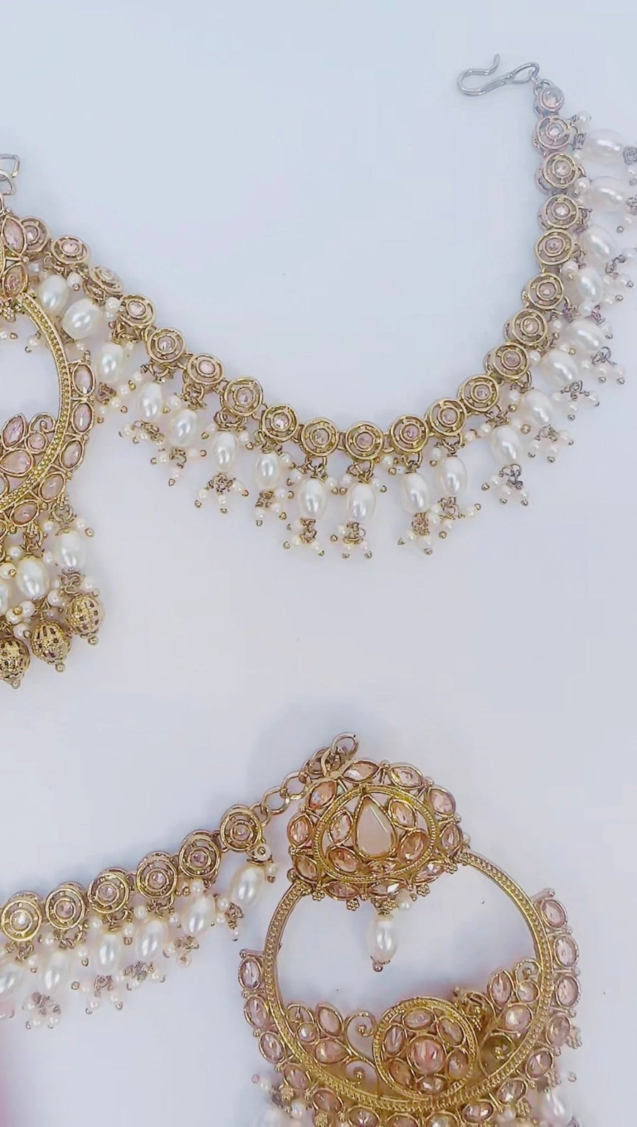 Imani : gold and pale pink Sahara Jhumkay with tikka - Bijoux Pieces