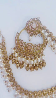 Imani : gold and pale pink Sahara Jhumkay with tikka - Bijoux Pieces