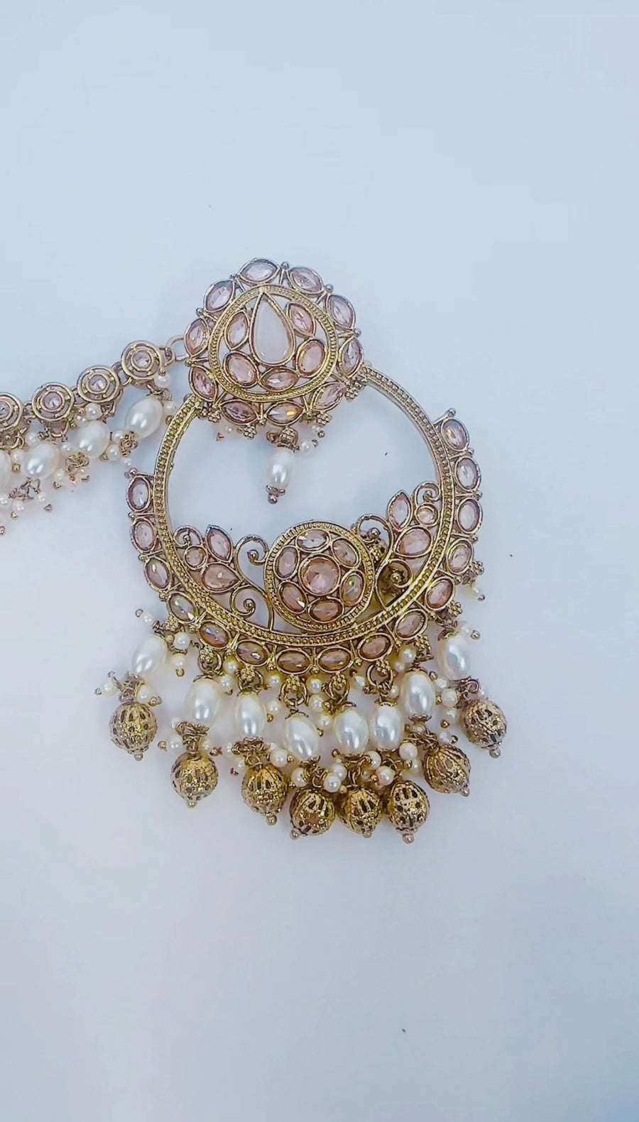 Imani : gold and pale pink Sahara Jhumkay with tikka - Bijoux Pieces