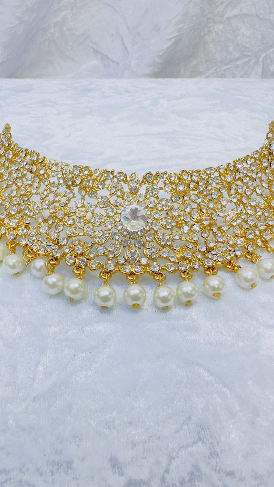 Janan: Gold coloured choker set with pearls - Bijoux Pieces